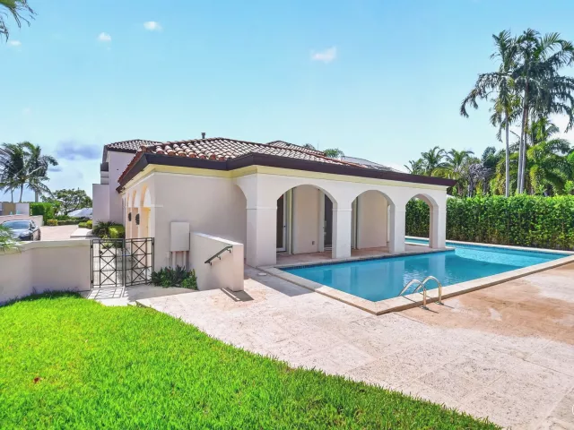 Продажа дома по адресу 5011 S FLAGLER Drive - фото 9103479