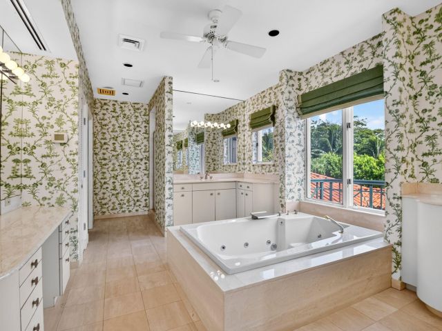 Продажа дома по адресу 5011 S FLAGLER Drive - фото 9103542