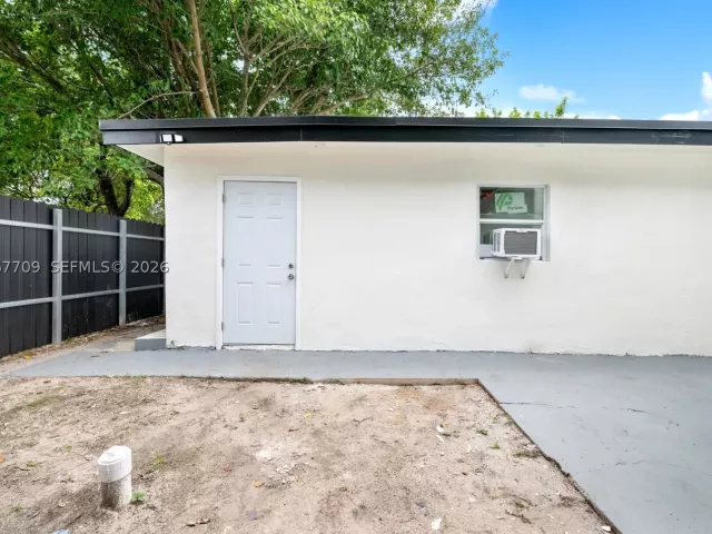 Продажа дома по адресу 1521 NW 33rd St - фото 9123188