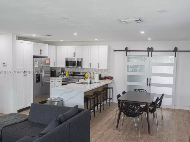 Продажа дома по адресу 7330 NW 1st Ct - фото 9122821