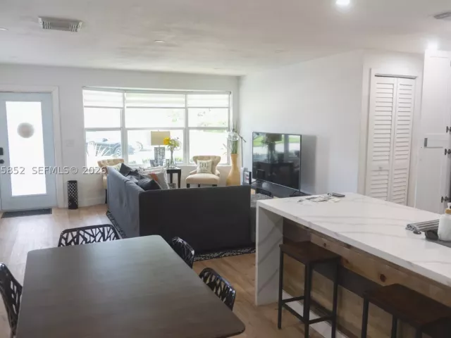 Продажа дома по адресу 7330 NW 1st Ct - фото 9122828