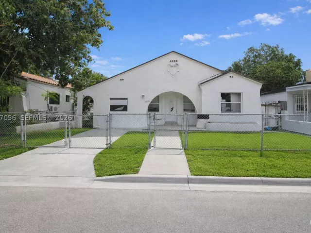 Продажа дома по адресу 915 SW 9th Ct - фото 9265100