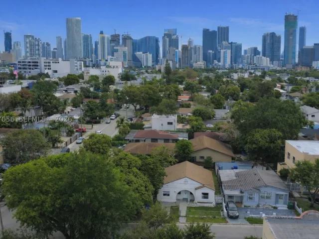 Продажа дома по адресу 915 SW 9th Ct - фото 9265128