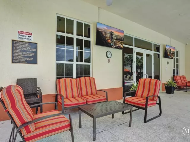 Продажа дома по адресу 259 SW 7TH Street - фото 9262889
