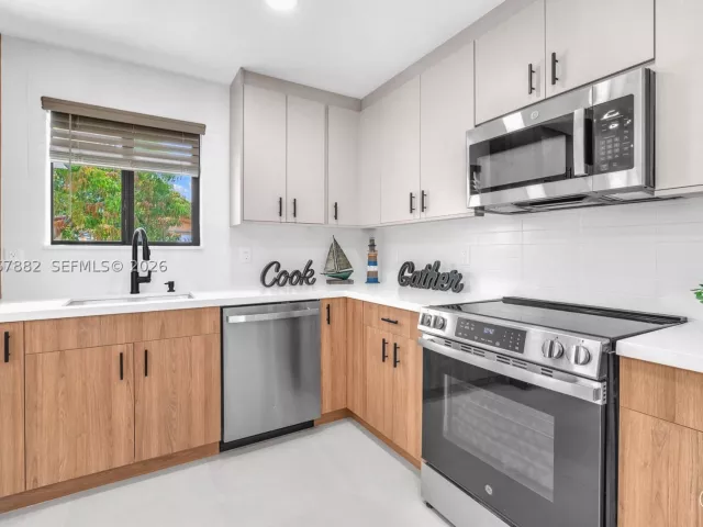 Продажа дома по адресу 2840 SW 5th St - фото 9266832