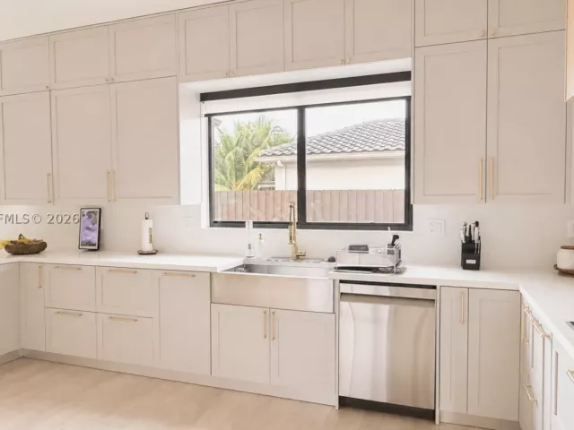 Продажа дома по адресу 1820 SW 154th Ave - фото 9280026