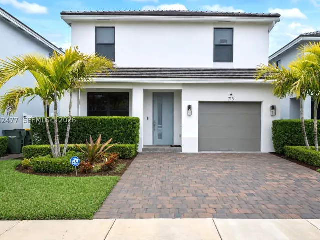 Продажа дома по адресу 713 SE 15th Ave - фото 9235736
