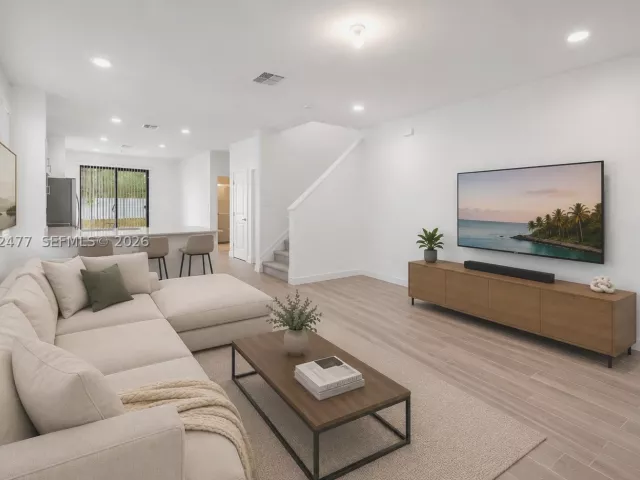 Продажа дома по адресу 713 SE 15th Ave - фото 9235738