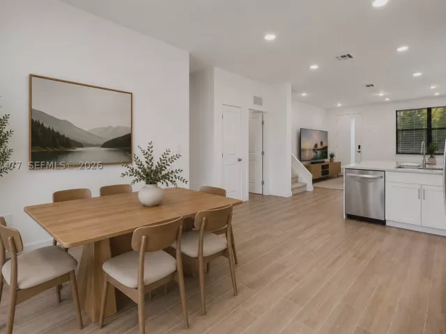 Продажа дома по адресу 713 SE 15th Ave - фото 9235740