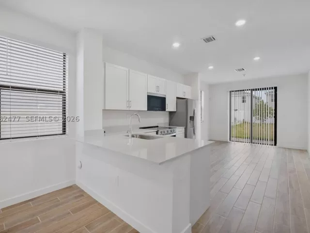 Продажа дома по адресу 713 SE 15th Ave - фото 9235744