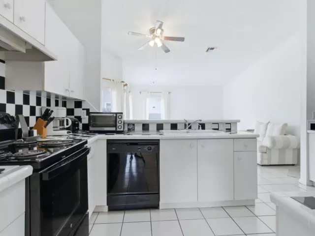 Продажа дома по адресу 3800 NW 10th Street - фото 9381384
