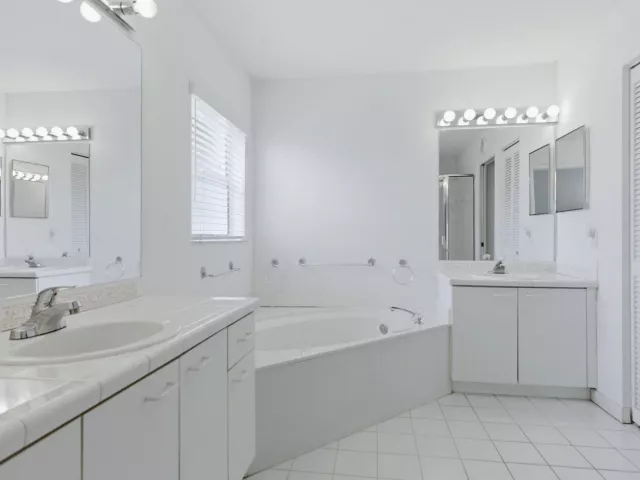Продажа дома по адресу 3800 NW 10th Street - фото 9381388