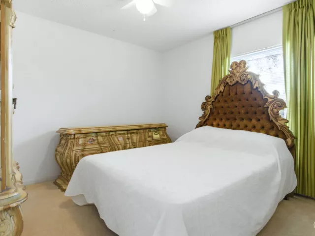 Продажа дома по адресу 3800 NW 10th Street - фото 9381391