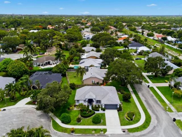 Продажа дома по адресу 3800 NW 10th Street - фото 9381404