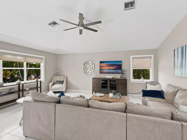 Продажа дома по адресу 20369 HACIENDA Court - фото 9311275