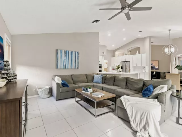 Продажа дома по адресу 20369 HACIENDA Court - фото 9311277