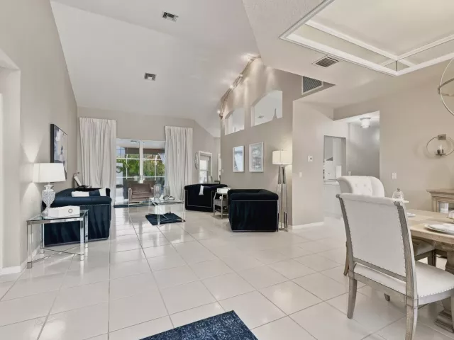 Продажа дома по адресу 20369 HACIENDA Court - фото 9311261