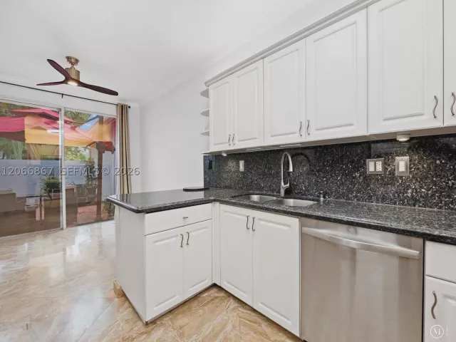 Продажа дома по адресу 1515 Seagrape Way - фото 9237406