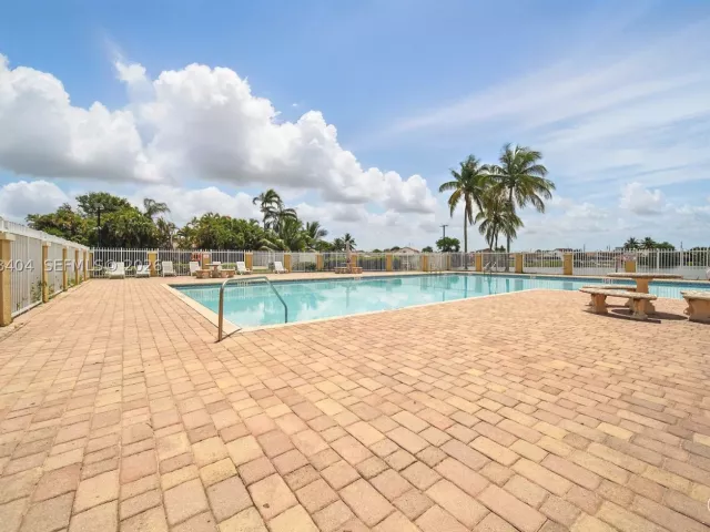 Продажа дома по адресу 5202 NW 187th St - фото 9246095