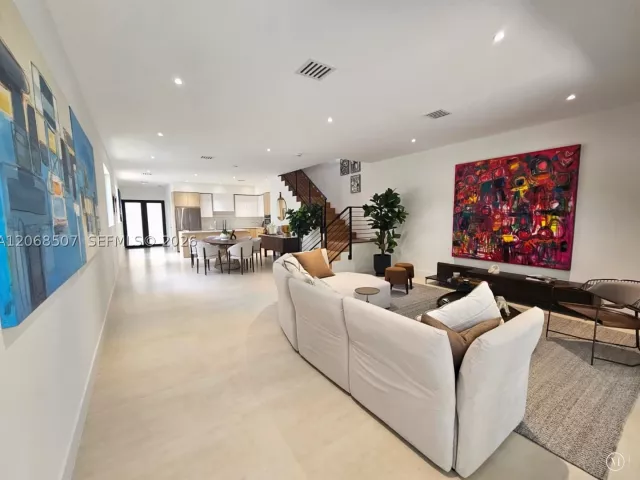 Продажа дома по адресу 2927 SW 36th Ave - фото 9244759