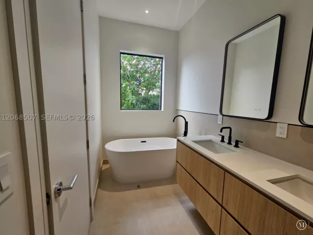 Продажа дома по адресу 2927 SW 36th Ave - фото 9244776