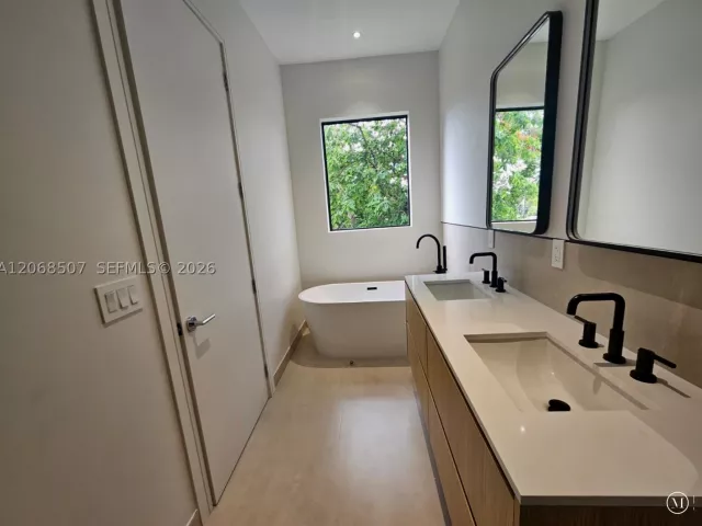 Продажа дома по адресу 2927 SW 36th Ave - фото 9244777
