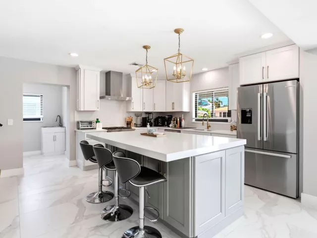 Продажа дома по адресу 2447 SE 10th Street - фото 9275281