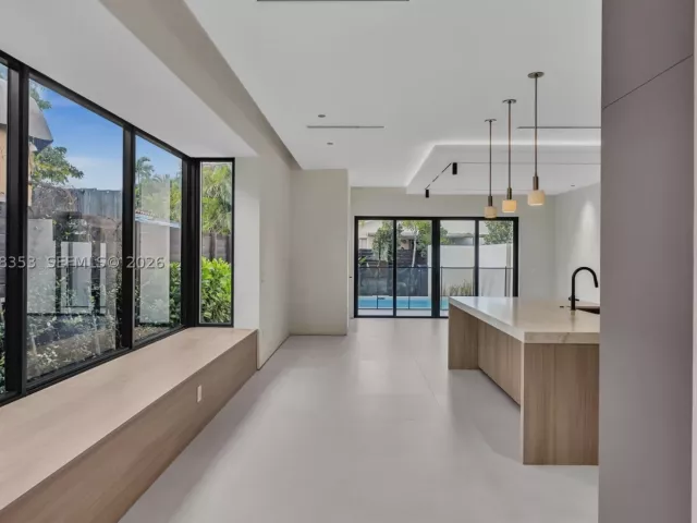 Продажа дома по адресу 2220 SW 14th St - фото 9259918