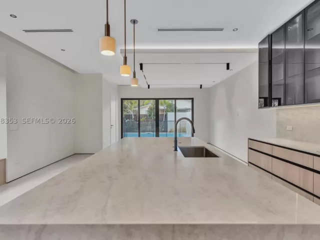 Продажа дома по адресу 2220 SW 14th St - фото 9259919