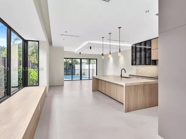 Продажа дома по адресу 2220 SW 14th St - фото 9259921