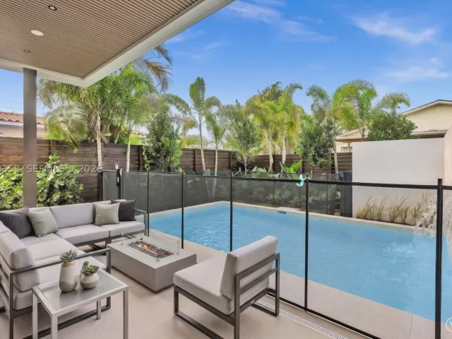 Продажа дома по адресу 2220 SW 14th St - фото 9259925