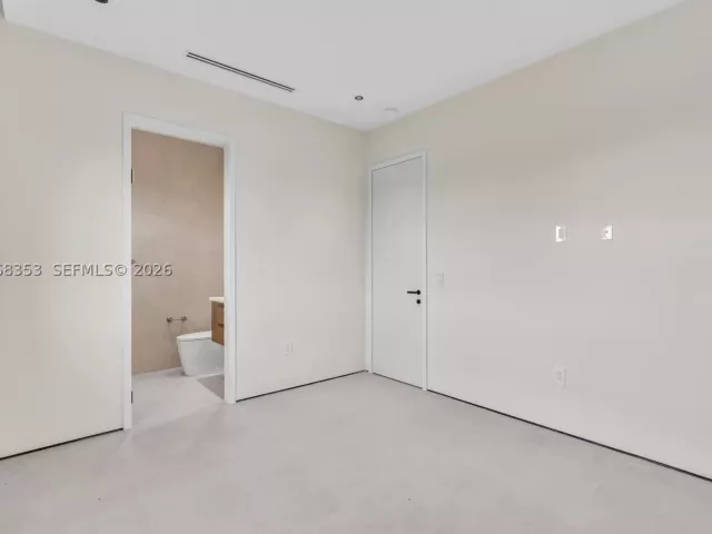 Продажа дома по адресу 2220 SW 14th St - фото 9259934