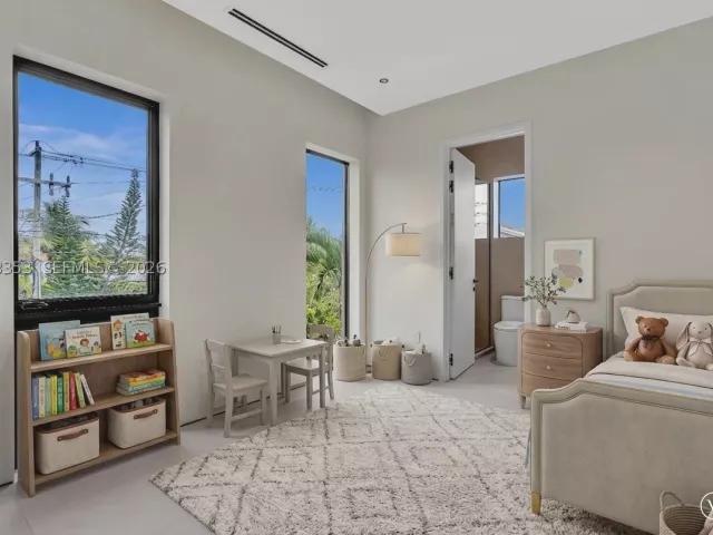 Продажа дома по адресу 2220 SW 14th St - фото 9259936
