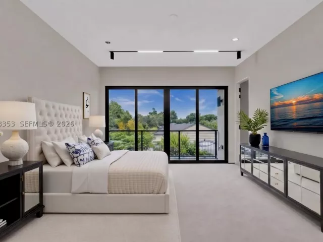 Продажа дома по адресу 2220 SW 14th St - фото 9259938
