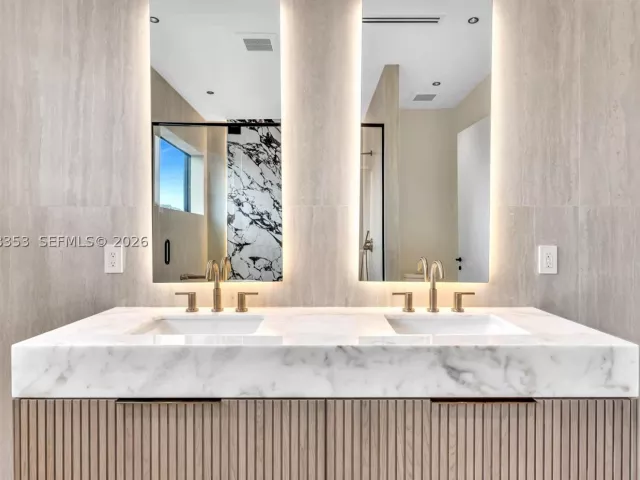 Продажа дома по адресу 2220 SW 14th St - фото 9259946