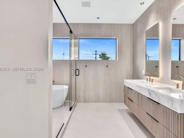 Продажа дома по адресу 2220 SW 14th St - фото 9259948