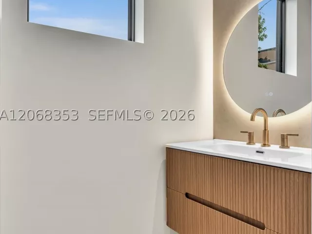 Продажа дома по адресу 2220 SW 14th St - фото 9259953