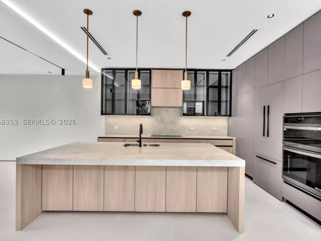 Продажа дома по адресу 2220 SW 14th St - фото 9259911