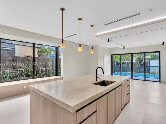 Продажа дома по адресу 2220 SW 14th St - фото 9259913