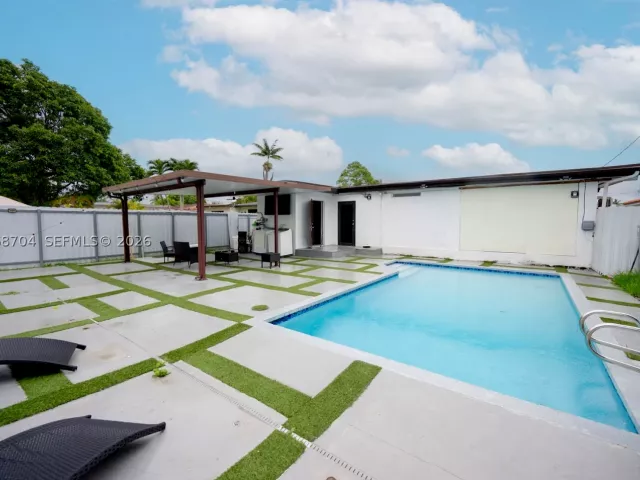 Продажа дома по адресу 2920 SW 69th Ave - фото 9290511