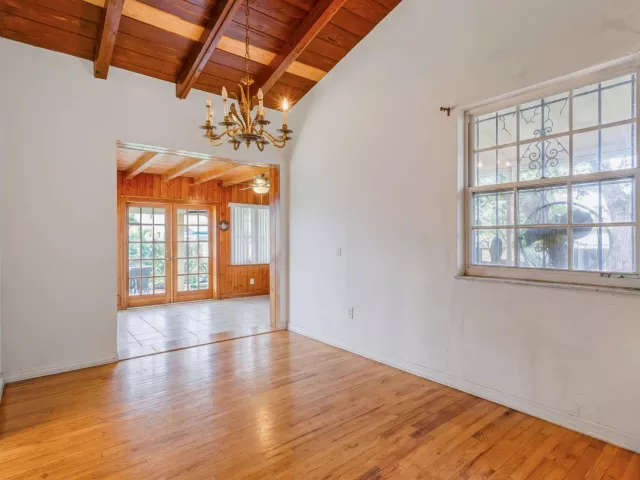 Продажа дома по адресу 331 Tamiami Canal Road - фото 9241766