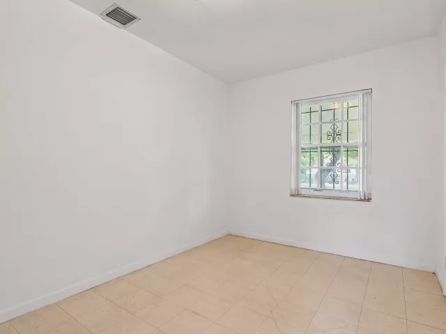 Продажа дома по адресу 331 Tamiami Canal Road - фото 9241785