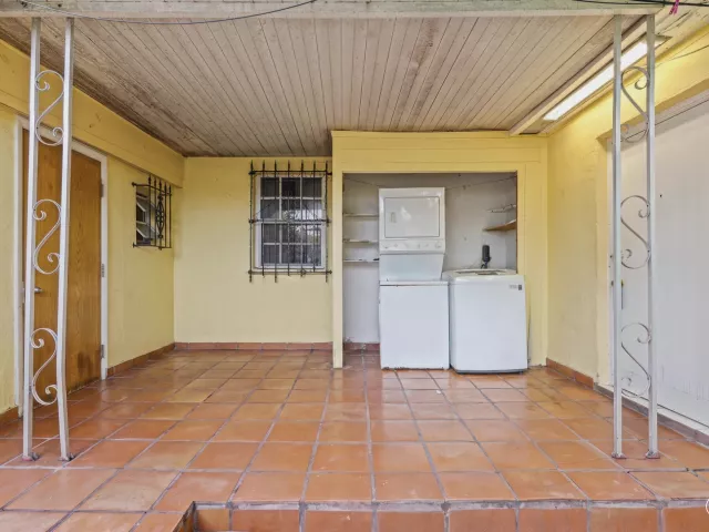 Продажа дома по адресу 331 Tamiami Canal Road - фото 9241799