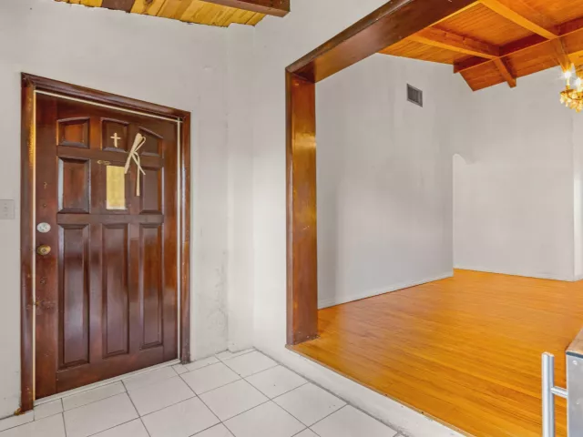 Продажа дома по адресу 331 Tamiami Canal Road - фото 9241751