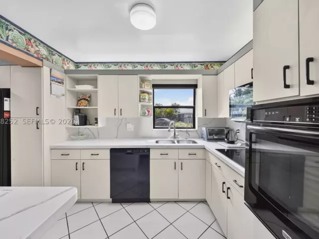Продажа дома по адресу 17350 NW 16th Ave - фото 9246347