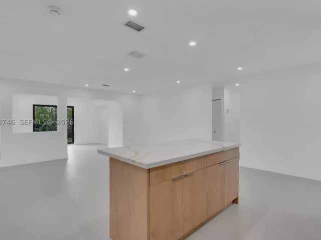Продажа дома по адресу 18425 NW 23rd Ave - фото 9246188
