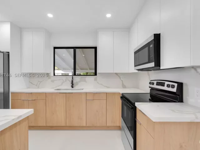 Продажа дома по адресу 18425 NW 23rd Ave - фото 9246190