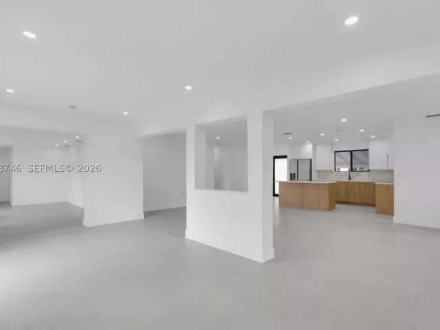 Продажа дома по адресу 18425 NW 23rd Ave - фото 9246193