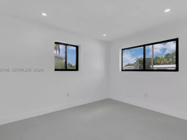 Продажа дома по адресу 18425 NW 23rd Ave - фото 9246221