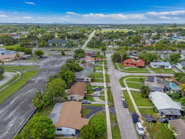Продажа дома по адресу 18425 NW 23rd Ave - фото 9246252